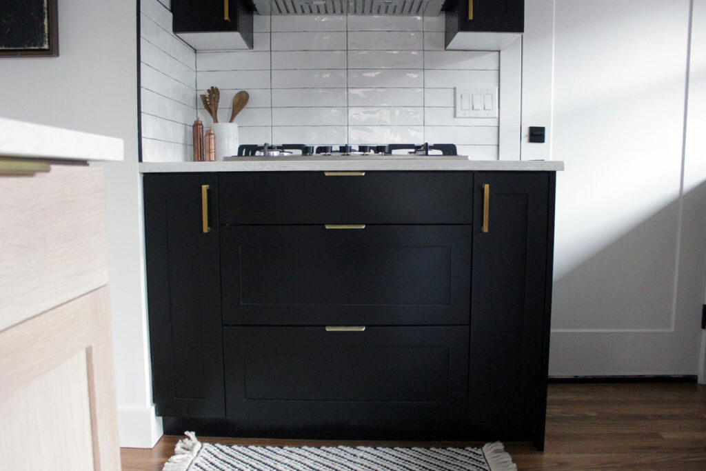 Black kitchen cabinet with gold accessories 2
