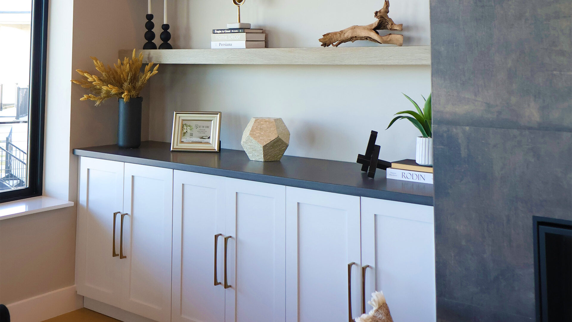 Built-in livingroom decorative cabinets